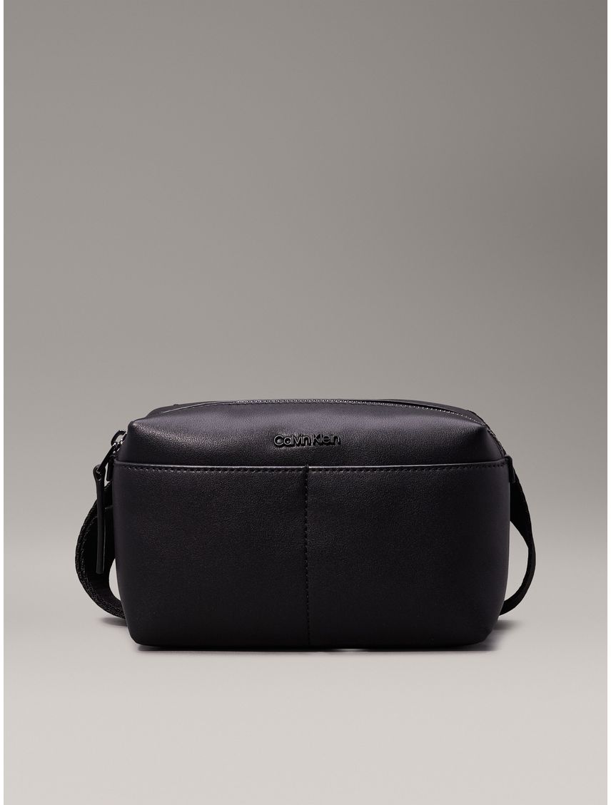 Bolso negro cruzado clean essential
