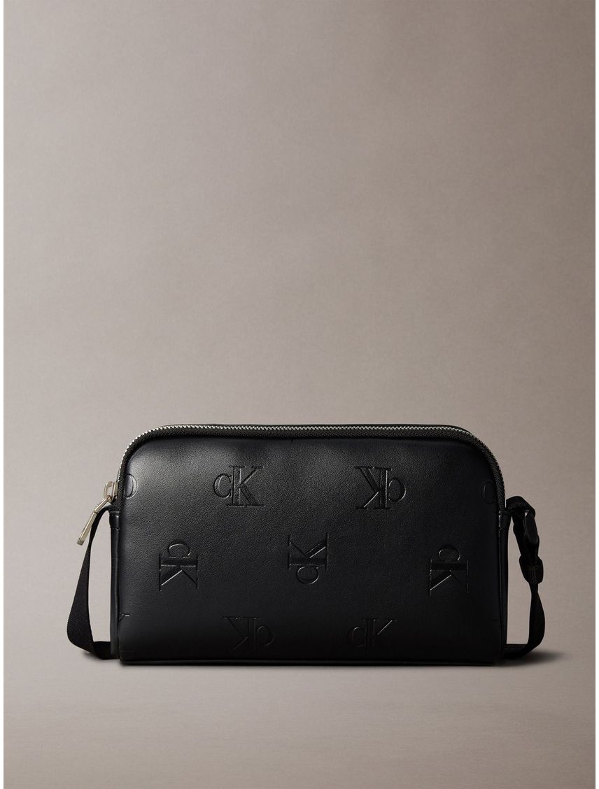 Bolso negro con monograma en toda la pieza