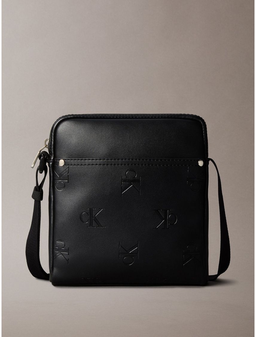 Bolso negro cruzado con monograma grabado en toda la pieza