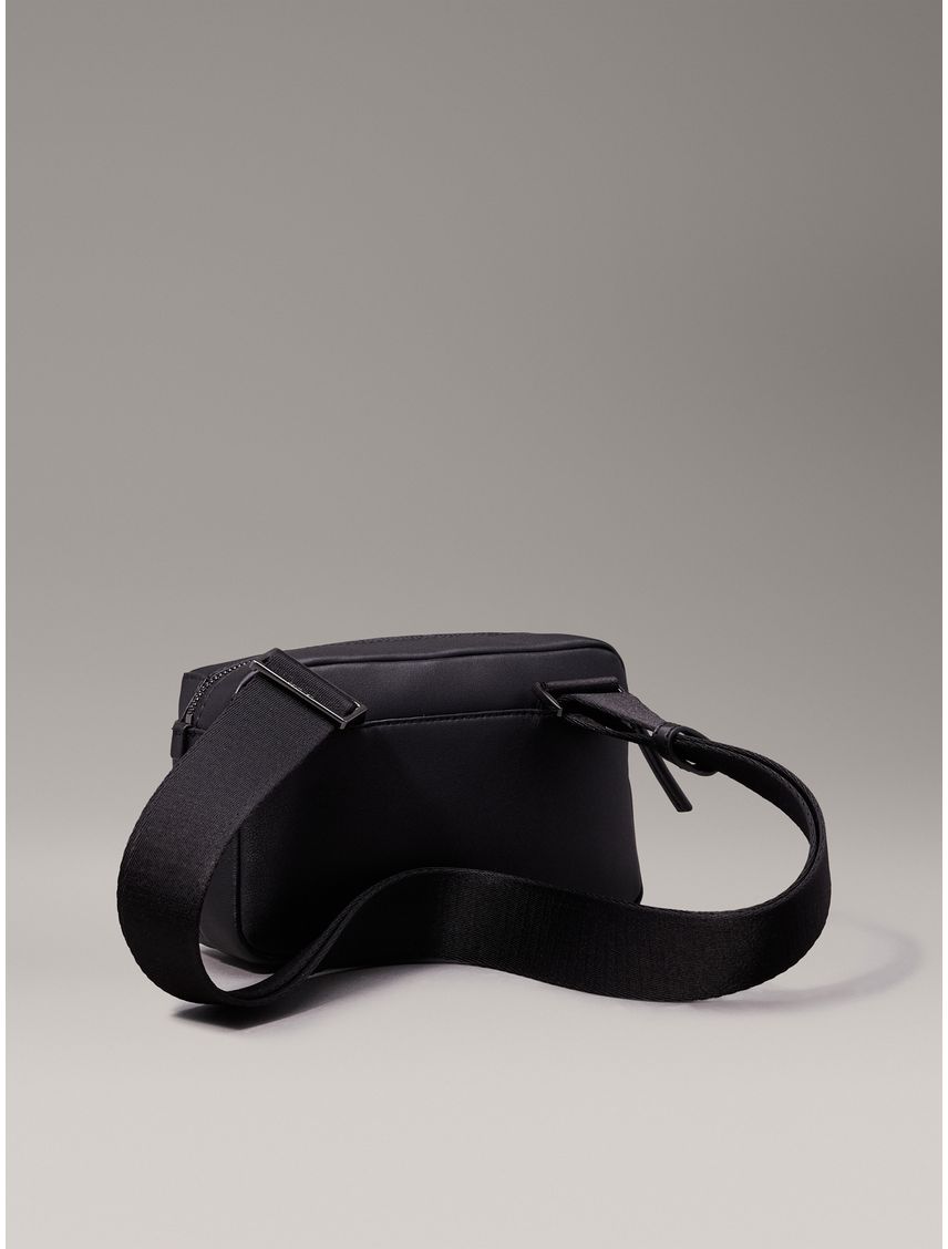 Bolso negro cruzado clean essential