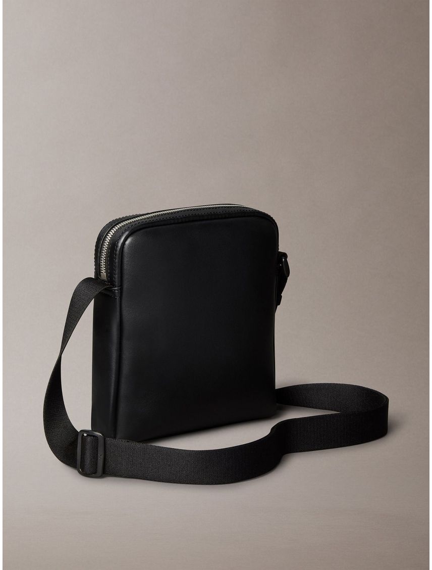 Bolso negro cruzado con monograma grabado en toda la pieza