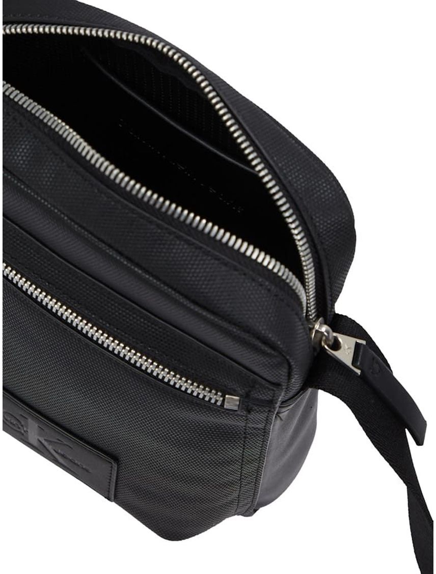 Bolso negro reporter con insignia