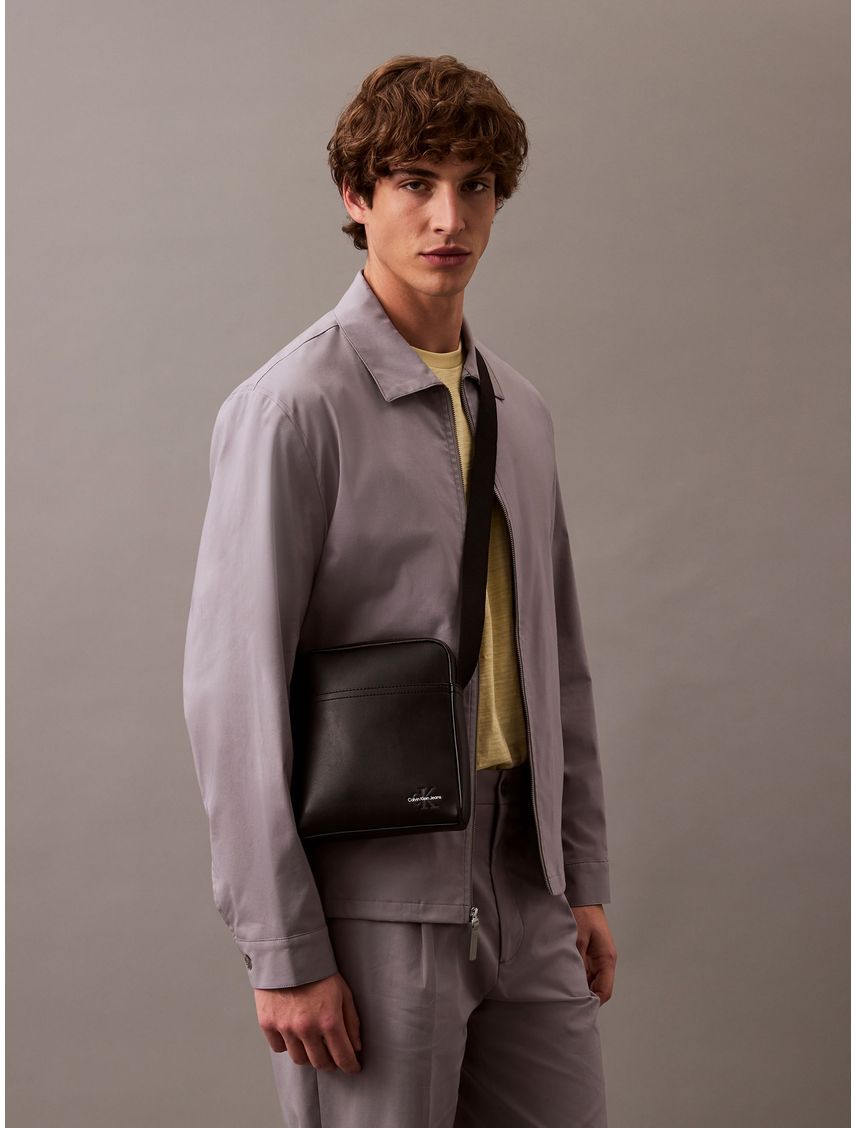 Bolso negro reporter con logotipo