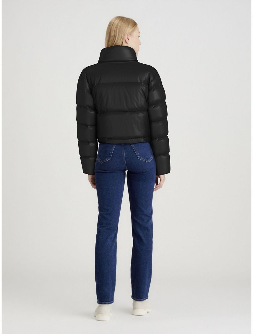 Chaqueta negra de plumas cropped