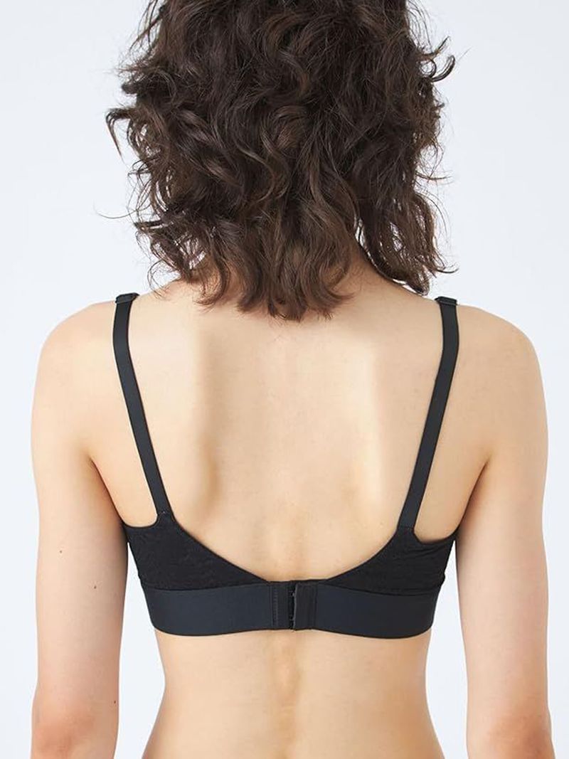 bralette-negro-triangular-con-broche-delantero