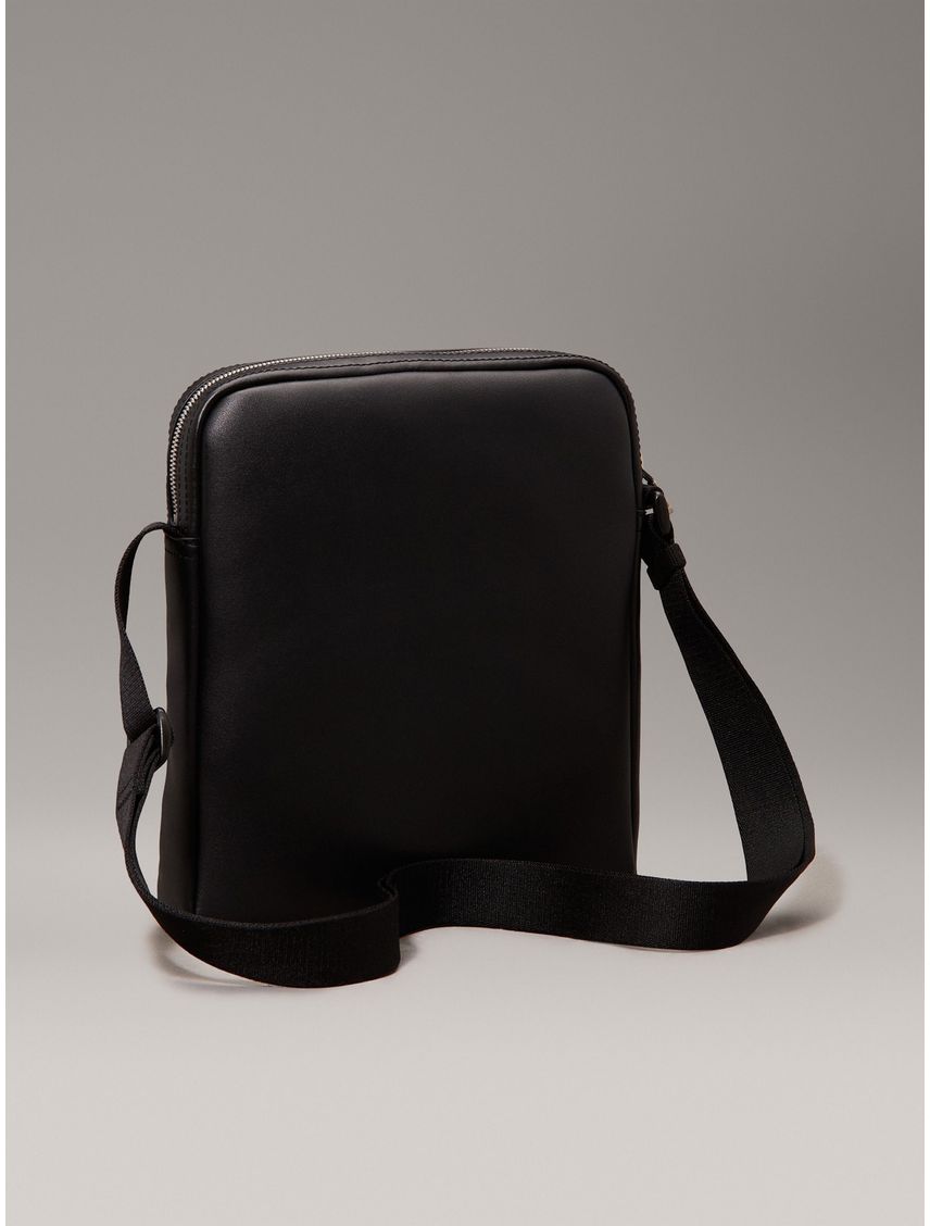 Bolso negro reporter suave con monograma