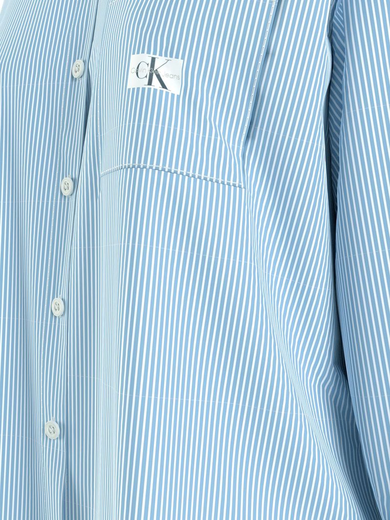 camisa-azul-relaxed-de-rayas-con-bolsillo-para-mujer