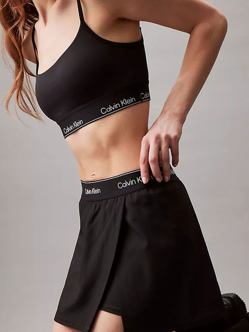falda-negra-deportiva-2-en-1-para-mujer