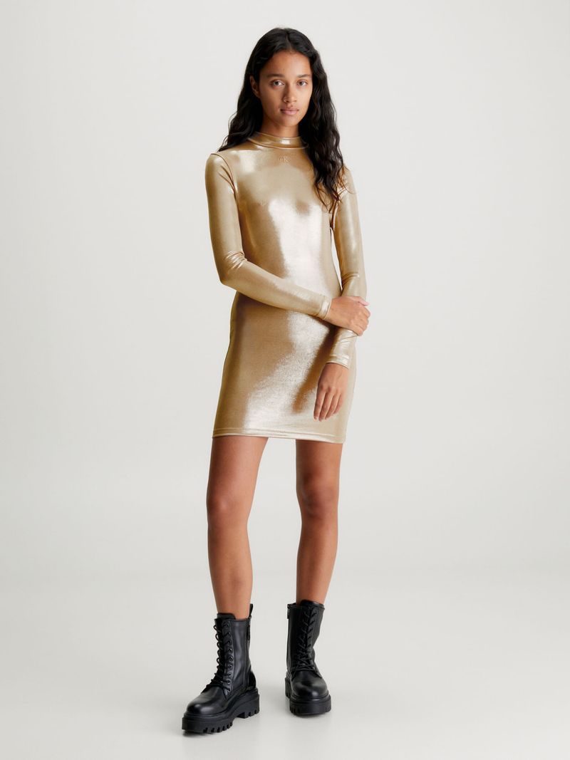 vestido-dorado-corto-metalico-con-mangas-largas