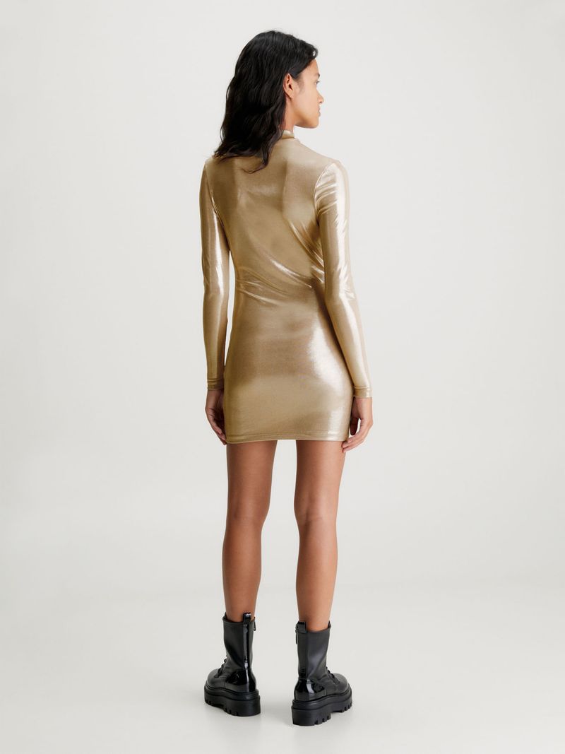 vestido-dorado-corto-metalico-con-mangas-largas