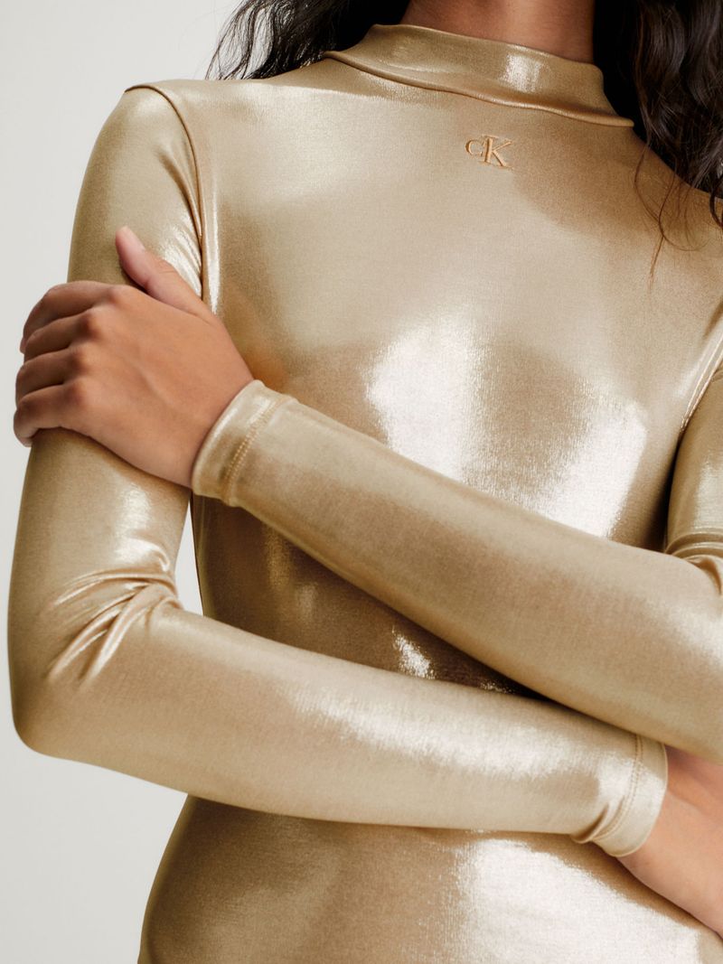 vestido-dorado-corto-metalico-con-mangas-largas