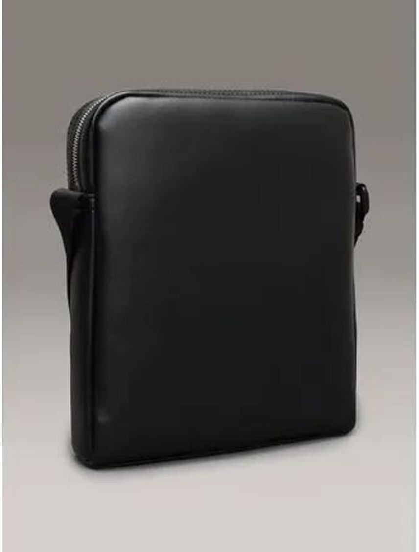 Bolso negro cruzado con logotipo repetitivo en relieve