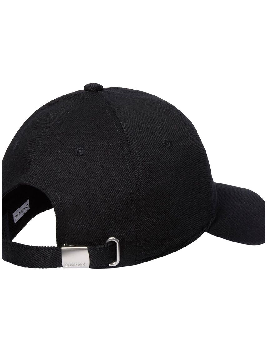 Gorra negra con monograma bordado