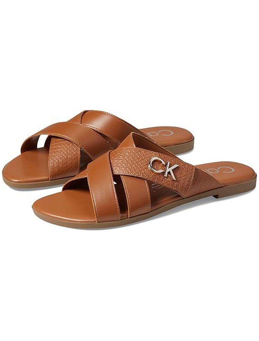 Sandalias chocolate con monograma metálico
