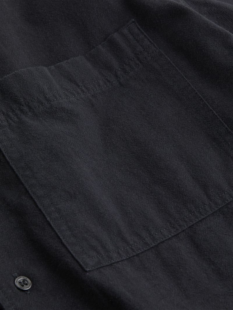 camisa-negra-manga-corta-bolsillo
