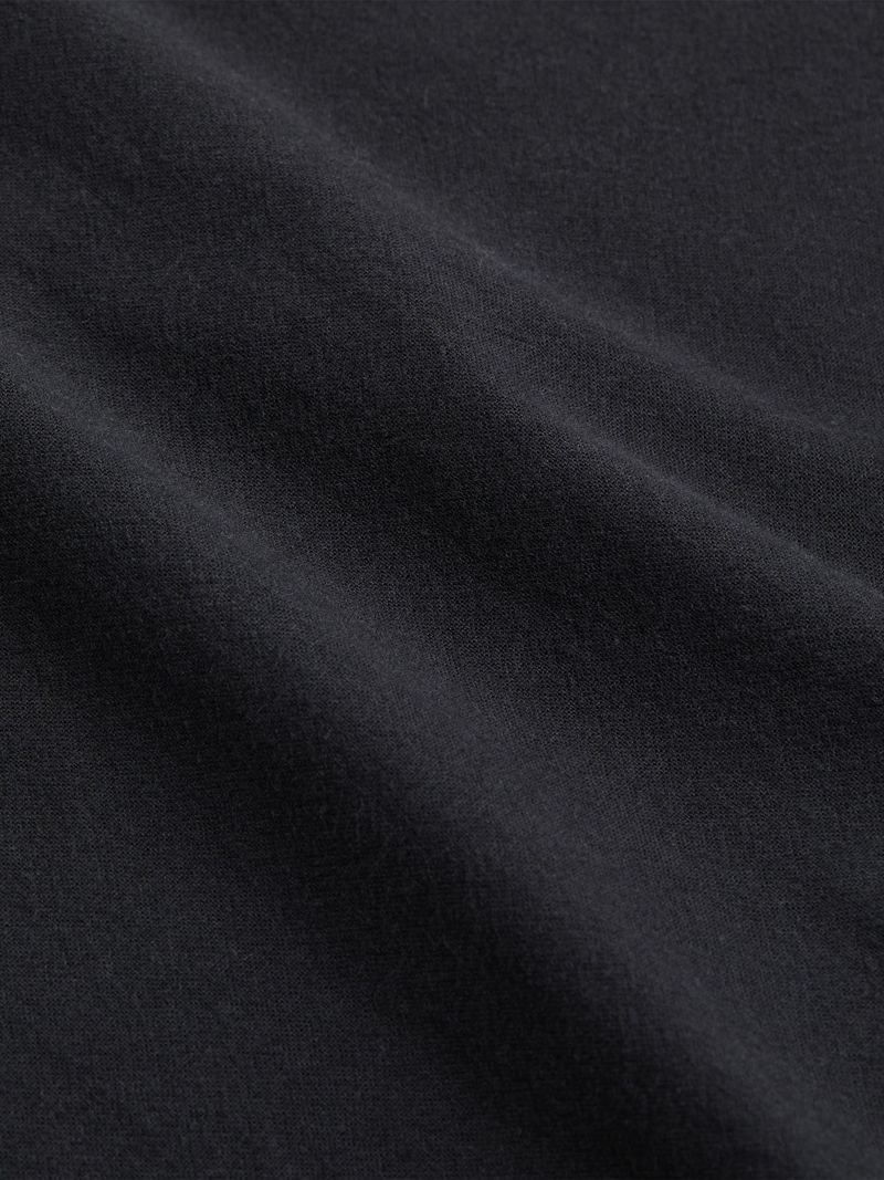 camisa-negra-manga-corta-bolsillo