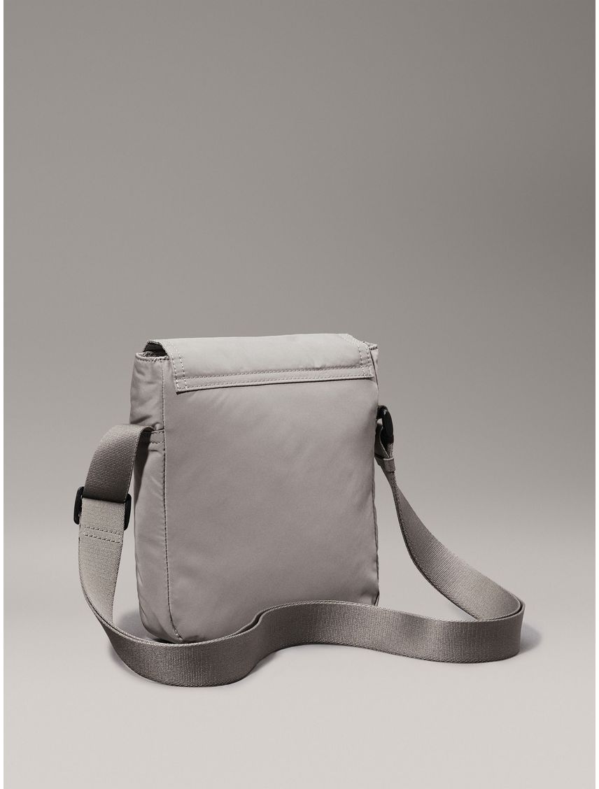 Bolso gris reporter con solapa y broche