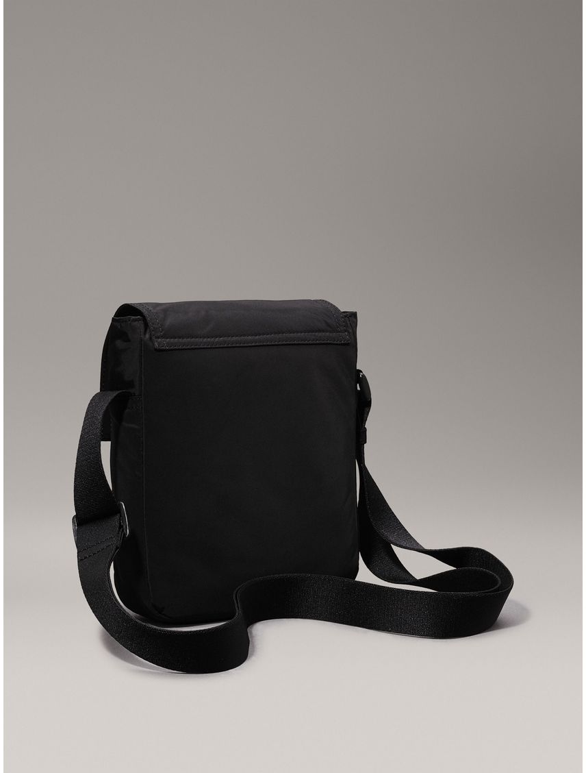 Bolso negro reporter con solapa y broche