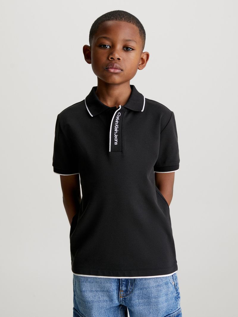 polo-negro-logo-en-cuello-para-nino