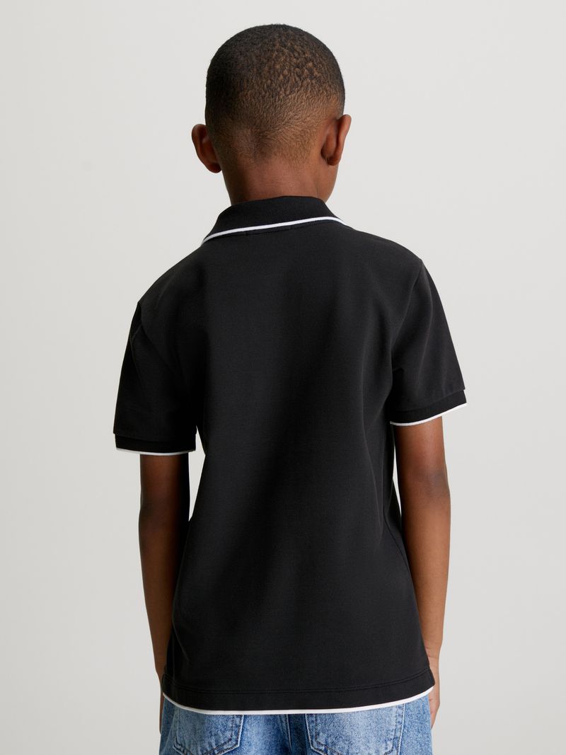 polo-negro-logo-en-cuello-para-nino