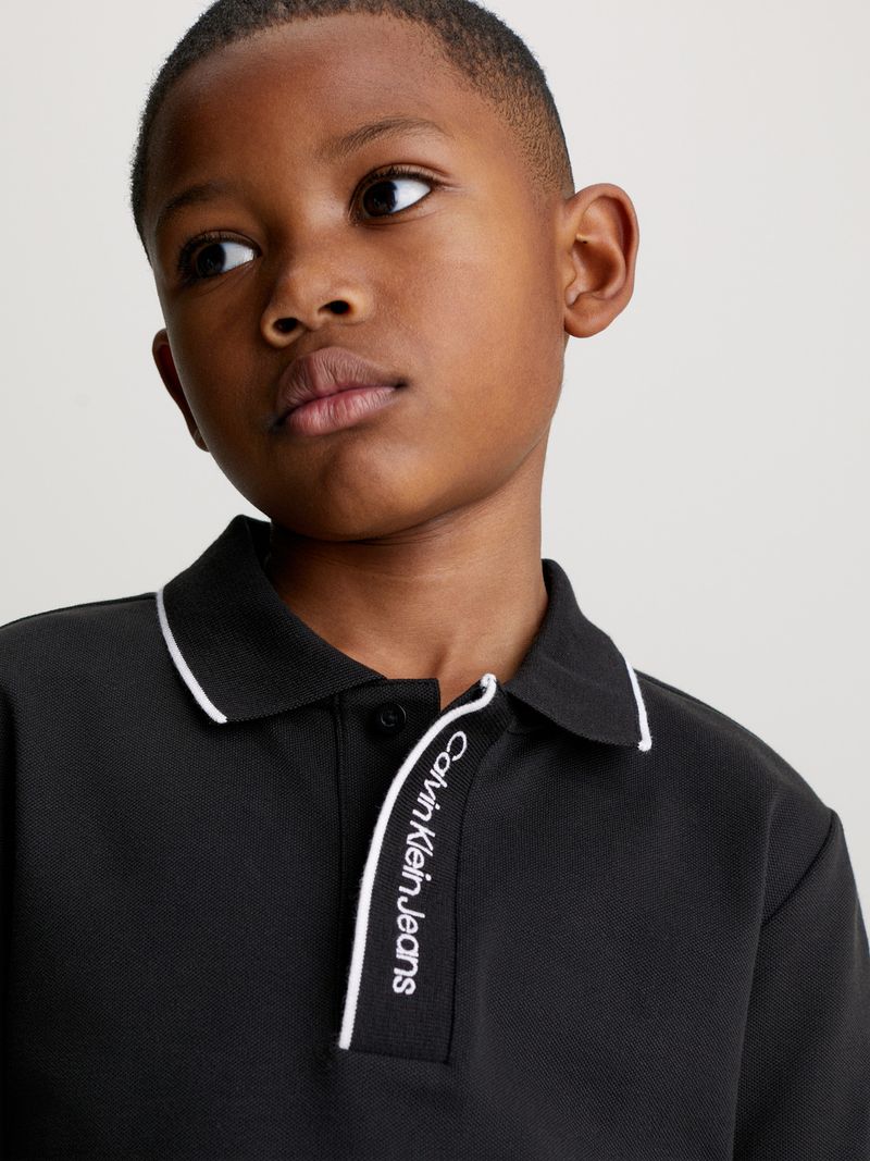 polo-negro-logo-en-cuello-para-nino