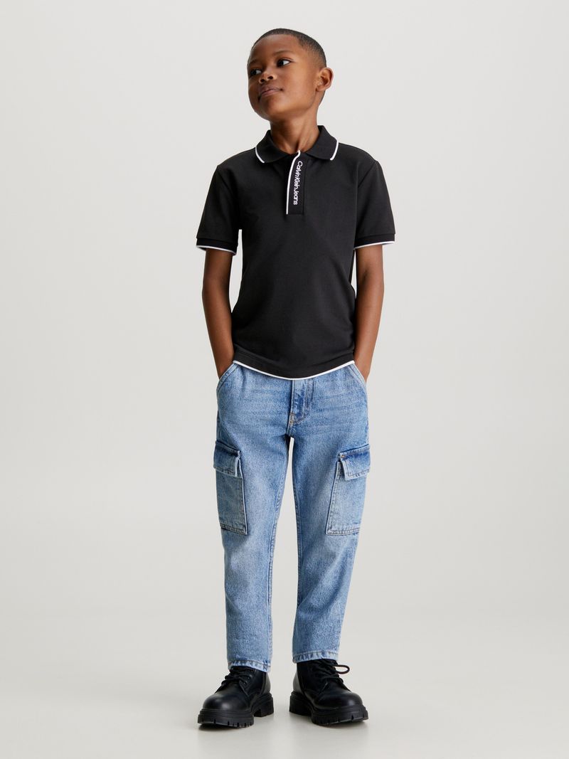 polo-negro-logo-en-cuello-para-nino