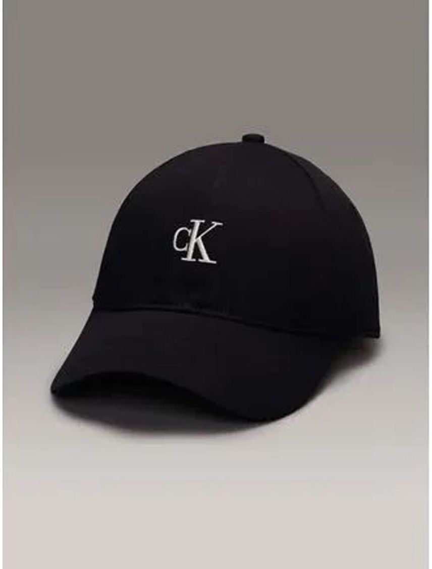 Gorra negra con monograma bordado