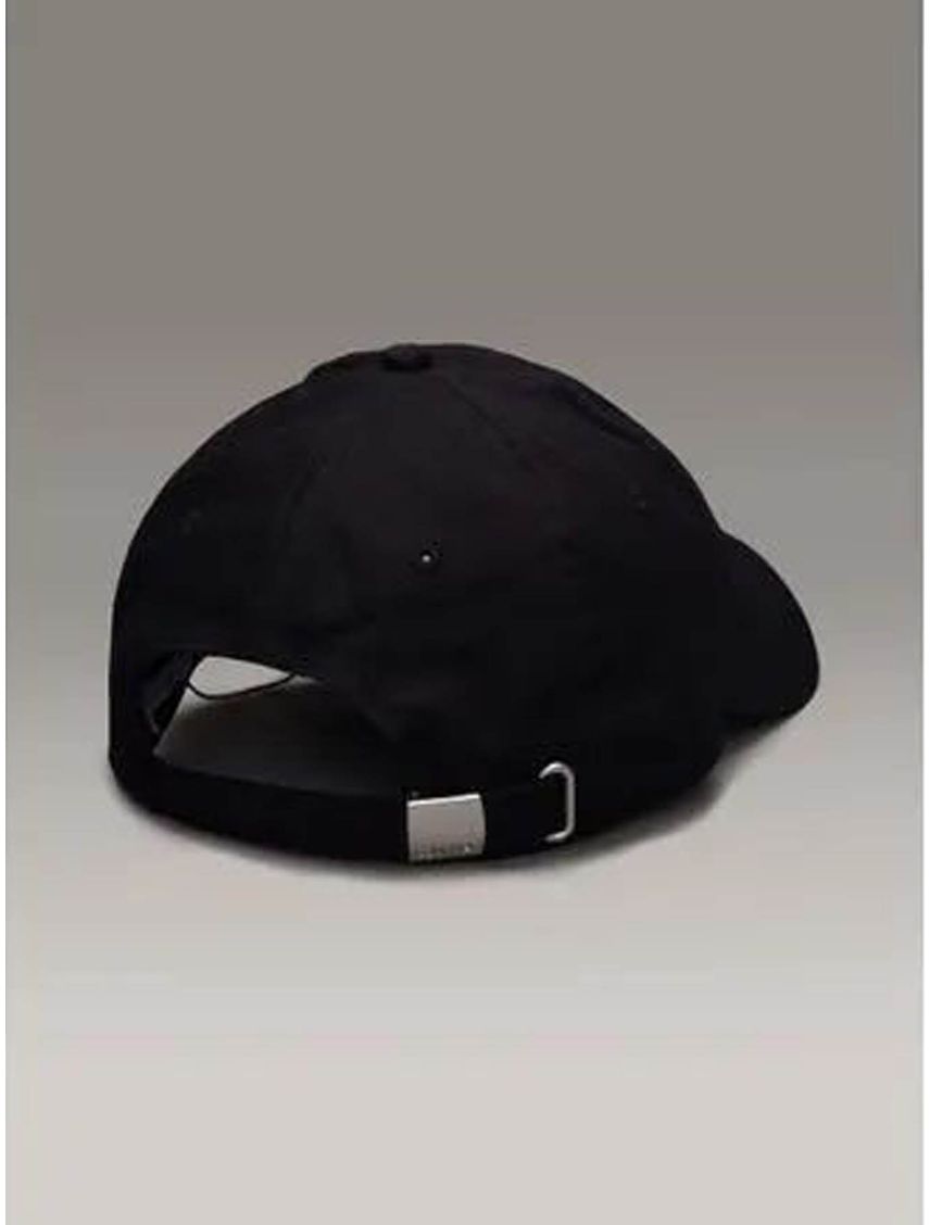 Gorra negra con monograma bordado