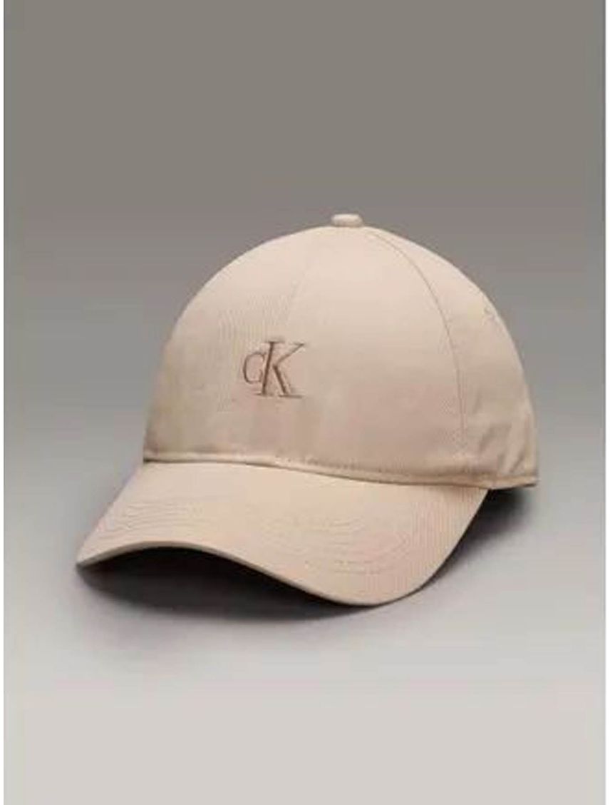 Gorra beige con monograma bordado