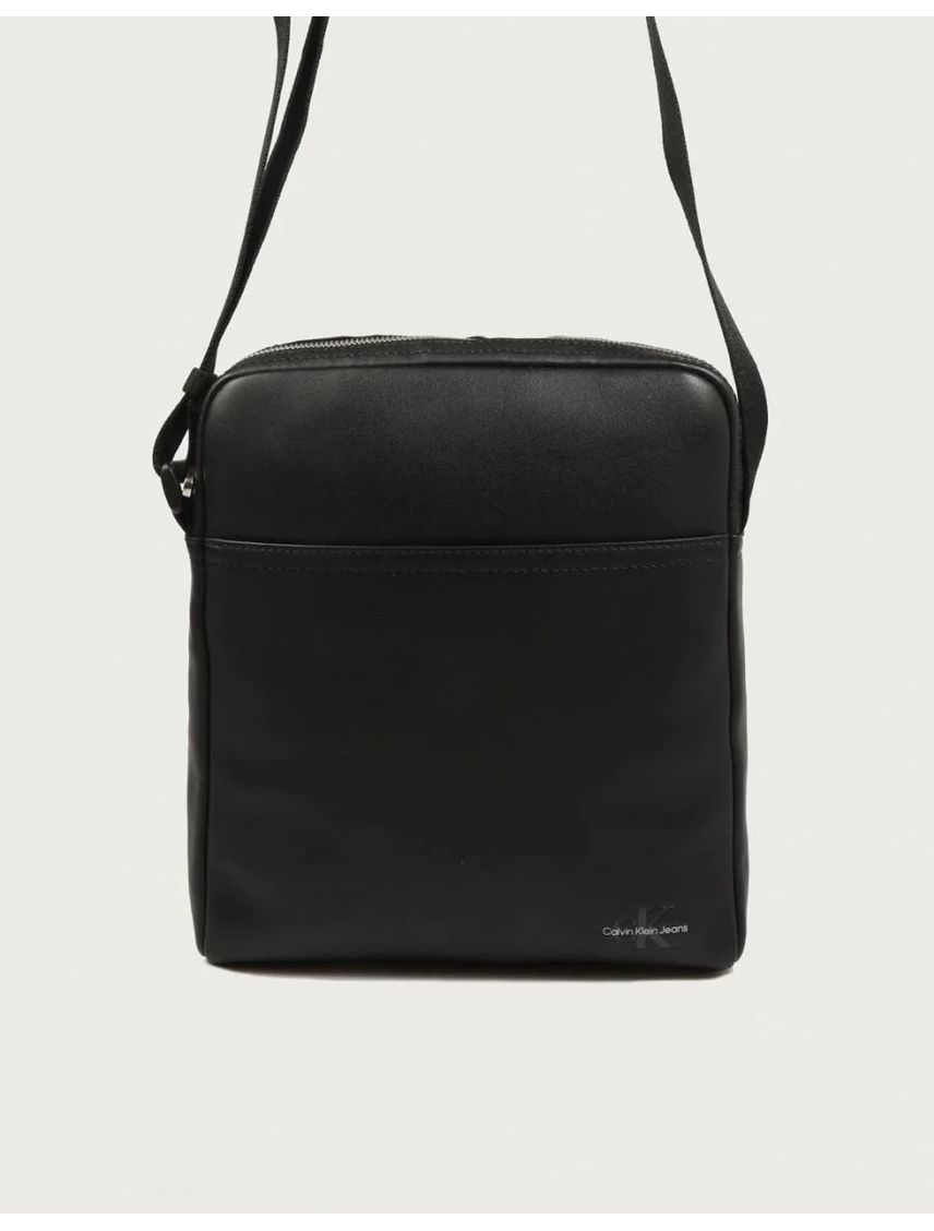 Bolso negro reporter monocromático con logo