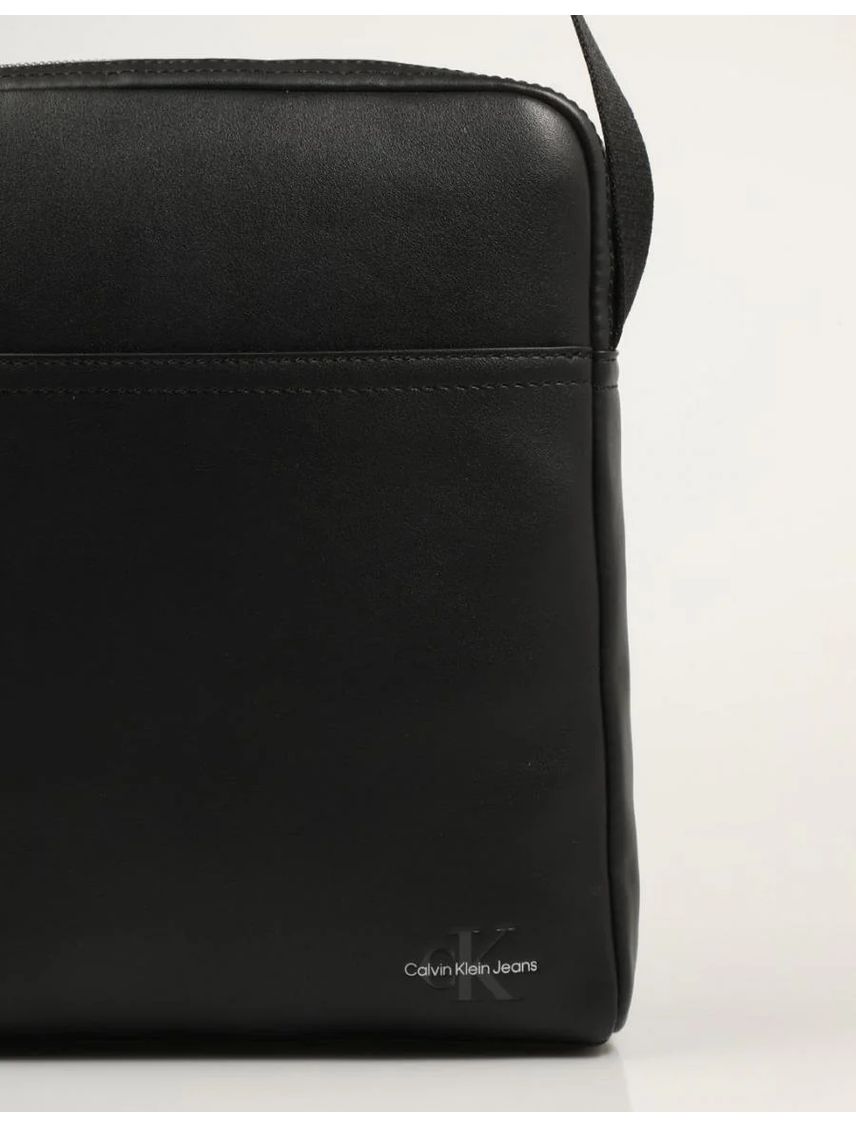 Bolso negro reporter monocromático con logo