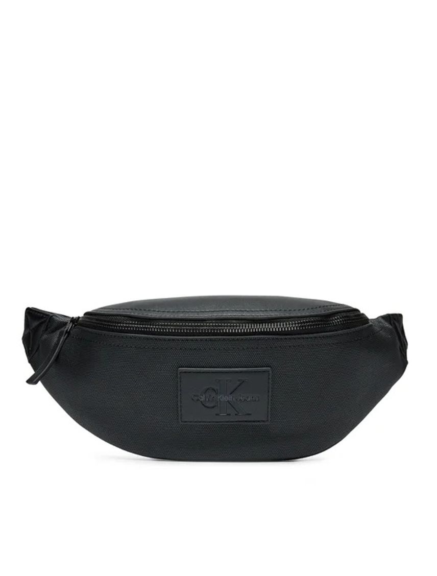 Canguro negro revestido con insignia