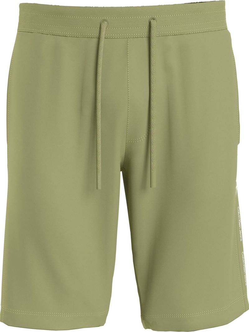 short-verde-con-cinta-distintiva-en-los-laterales