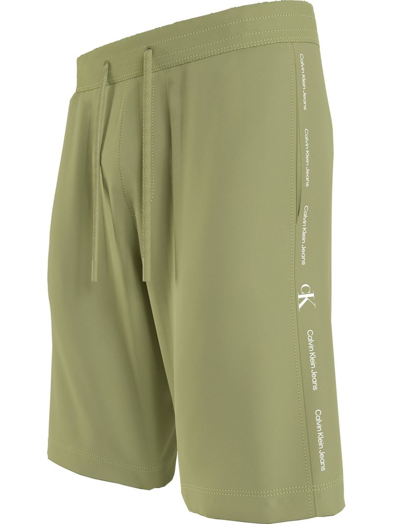 short-verde-con-cinta-distintiva-en-los-laterales