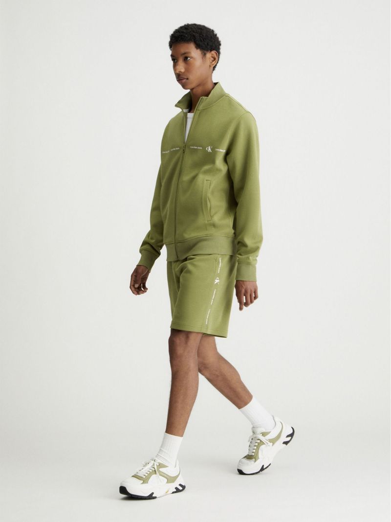 short-verde-con-cinta-distintiva-en-los-laterales