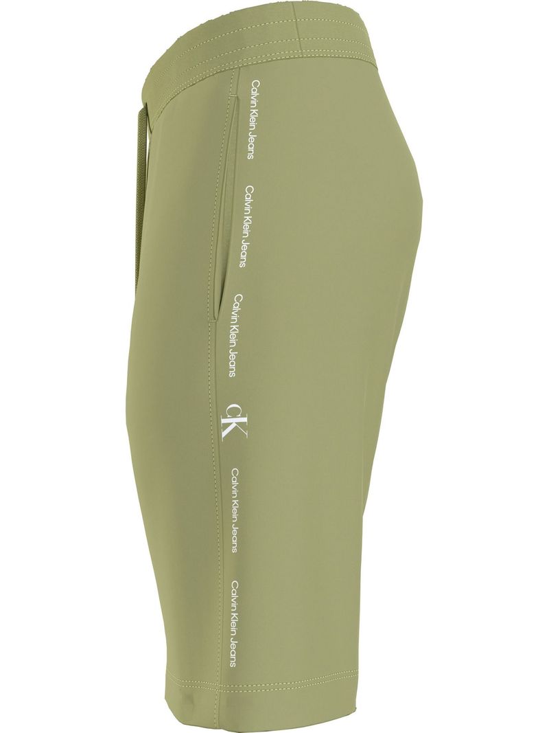 short-verde-con-cinta-distintiva-en-los-laterales