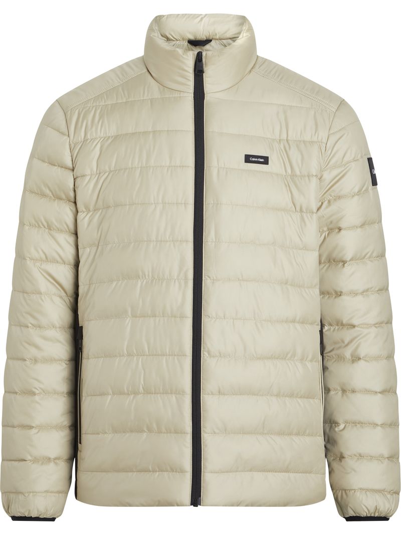 chaqueta-blanca-de-plumas-de-materiales-reciclados