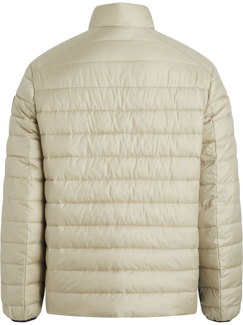 chaqueta-blanca-de-plumas-de-materiales-reciclados