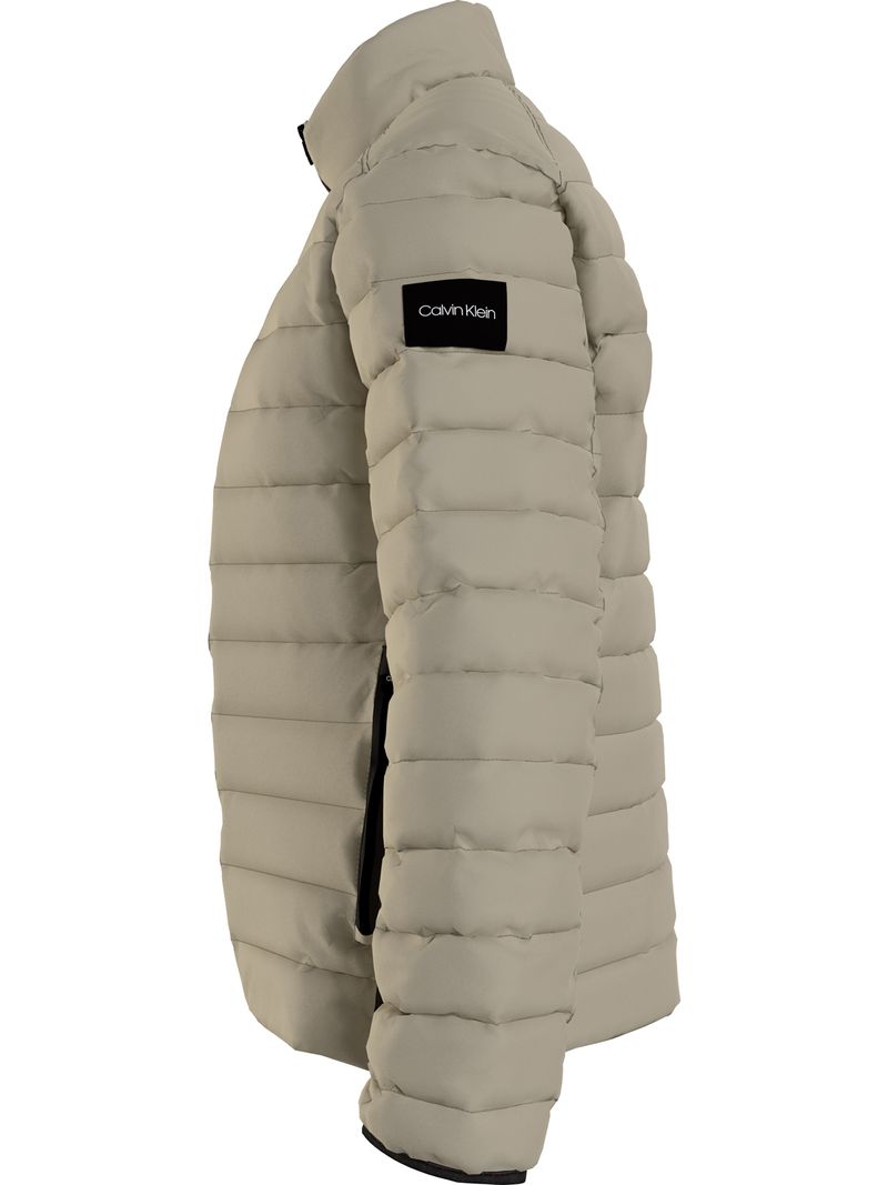 chaqueta-blanca-de-plumas-de-materiales-reciclados