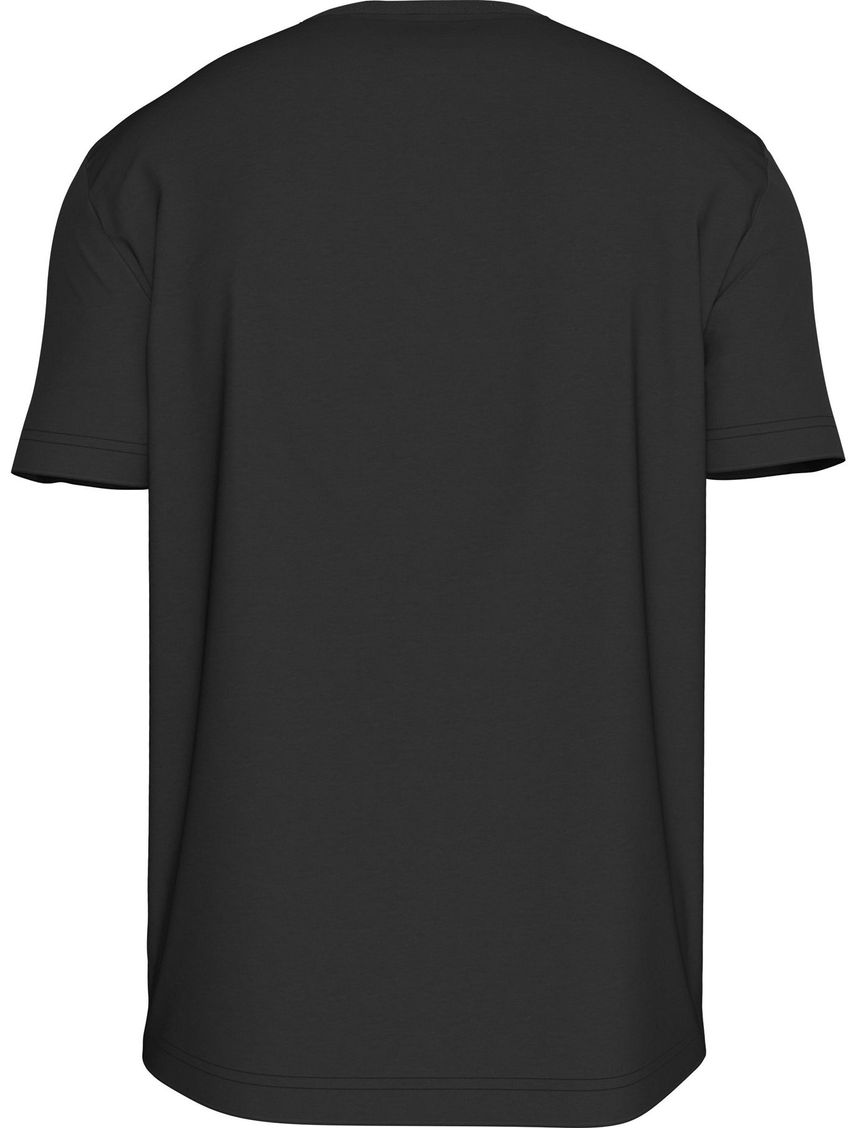 Camiseta negra con logo en caja