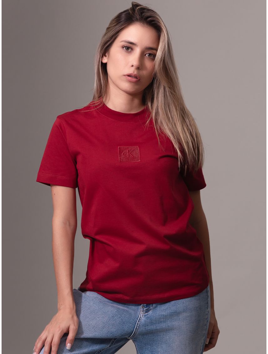 Camiseta roja con monograma e insignia