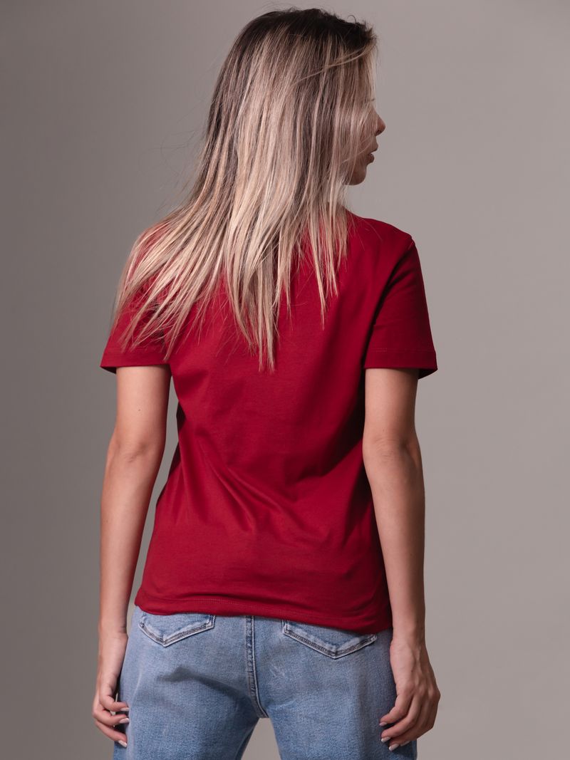 camiseta-roja-monograma-e-insignia