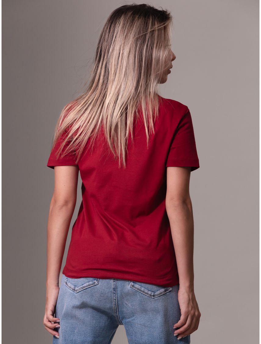 Camiseta roja con monograma e insignia