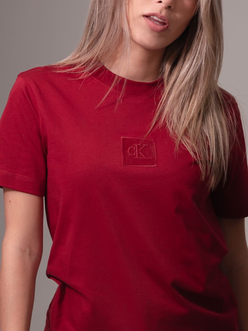 camiseta-roja-monograma-e-insignia