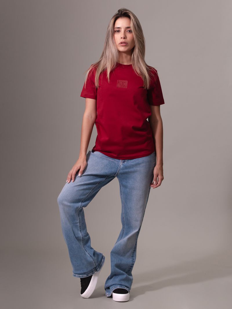 camiseta-roja-monograma-e-insignia