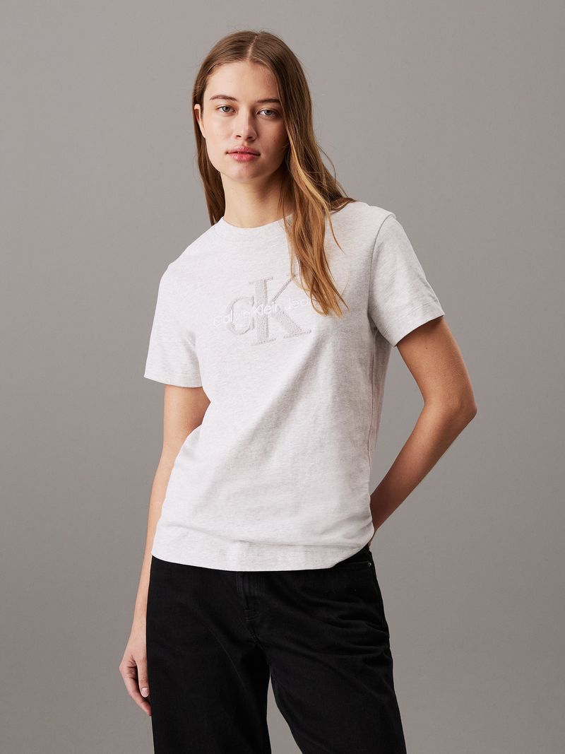 camiseta-gris-chenilla-monograma