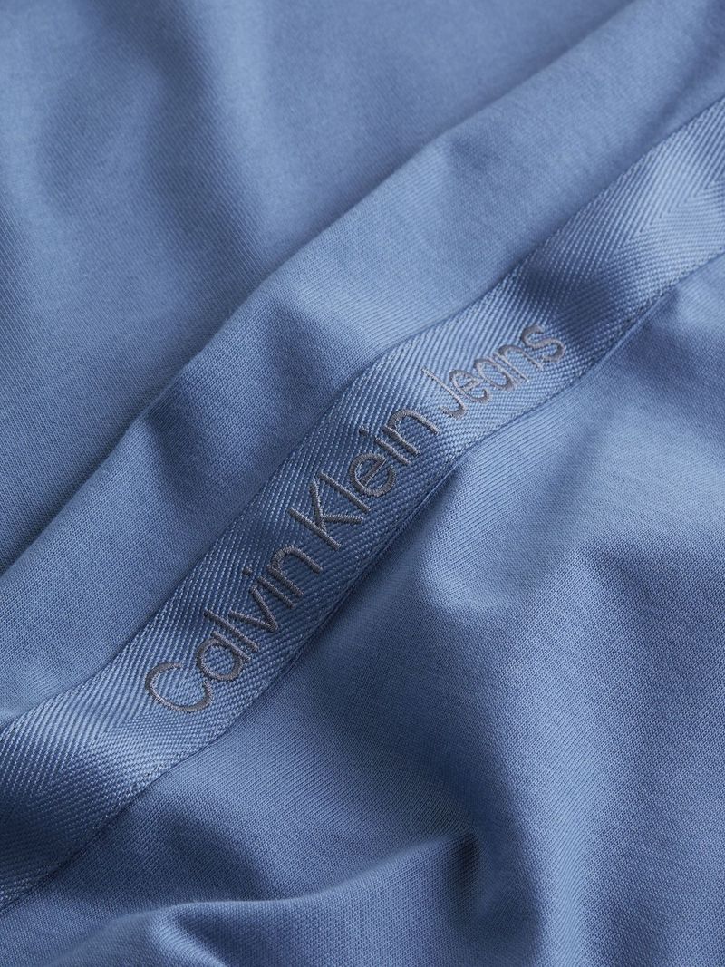 camiseta-azul-logo-en-la-cinta