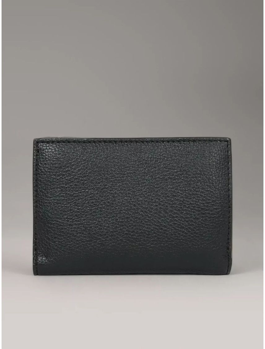 Billetera negra triple con monograma