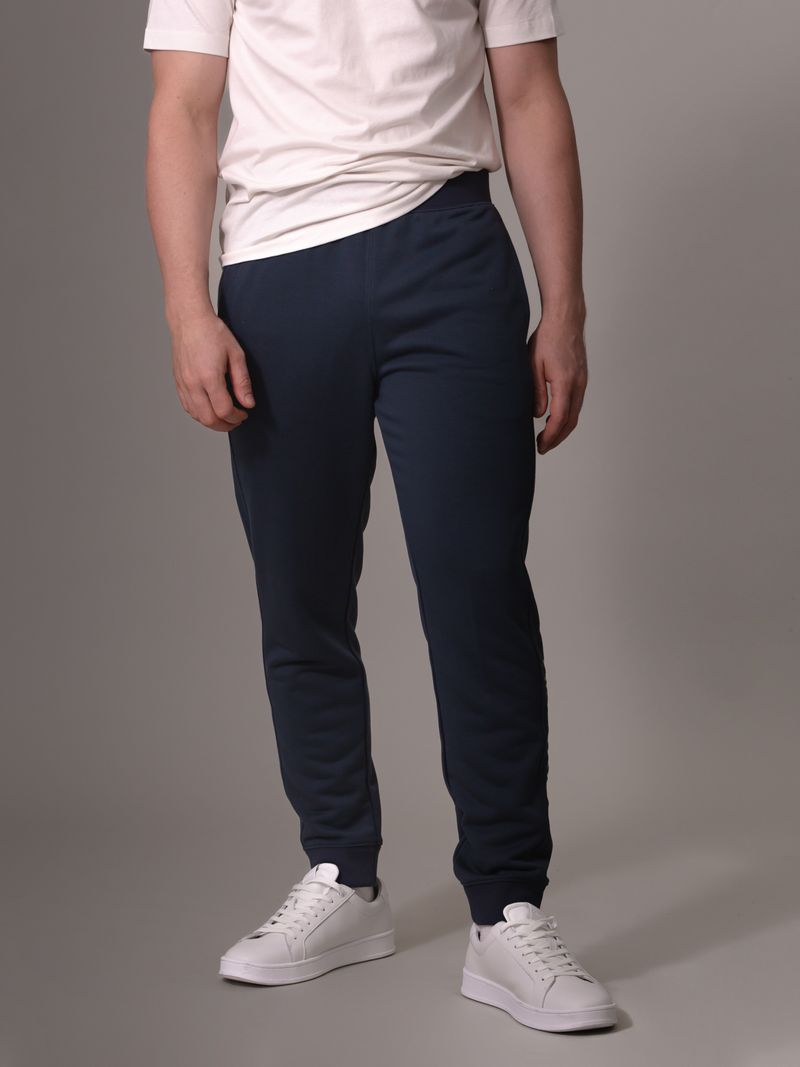 jogger-negro-sport-logo-tonal