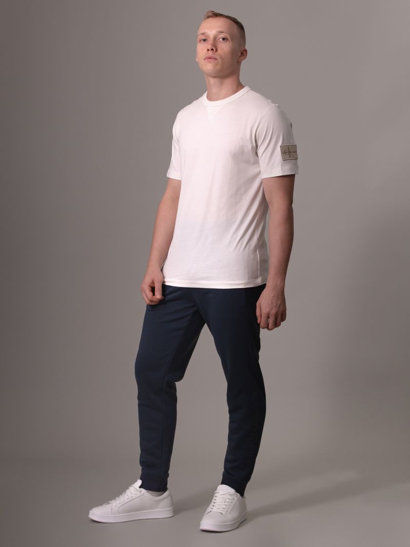 jogger-negro-sport-logo-tonal